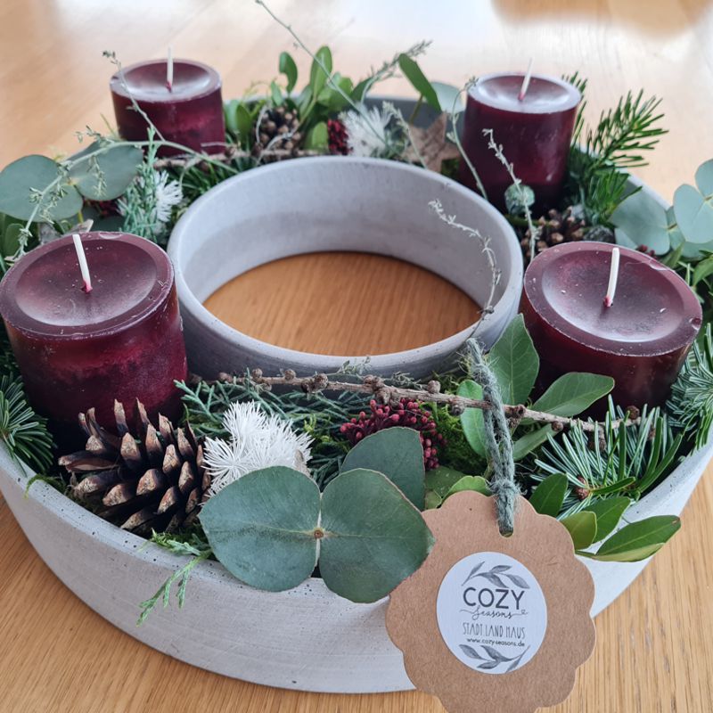 Kein klassischer Adventskranz sondern ein moderner Betonring gefüllt mit Moos, Eukalyptus, Zapfen und Zweigen, für einen modernen Look im Advent
