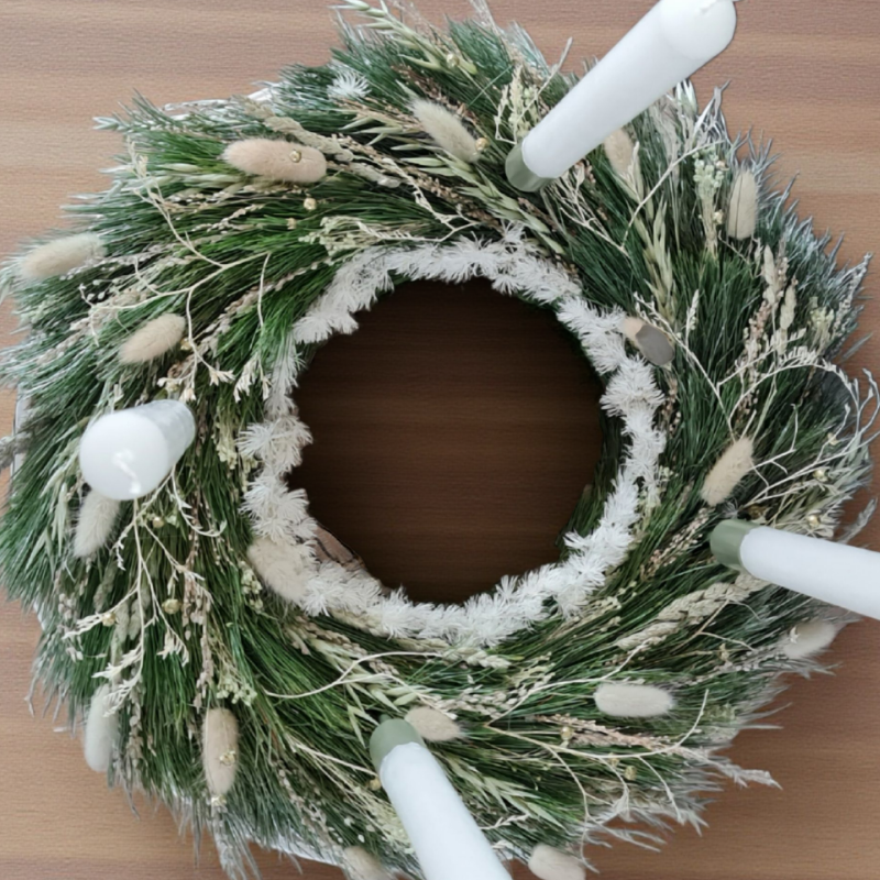 Adventskranz „Winterwiese“ fängt die stille Schönheit einer gefrorenen Wiese im frühen Winter ein. Feine Gräser, zarte Trockenblumen und filigrane Nadelzweige verweben sich zu einem harmonischen Kranz, der den Zauber des ersten Frosts in dein Zuhause bringt. Die sanften Creme- und Grüntöne, kombiniert mit goldenen und silbernen Akzenten, verleihen diesem natürlichen Kranz eine besondere Eleganz.
