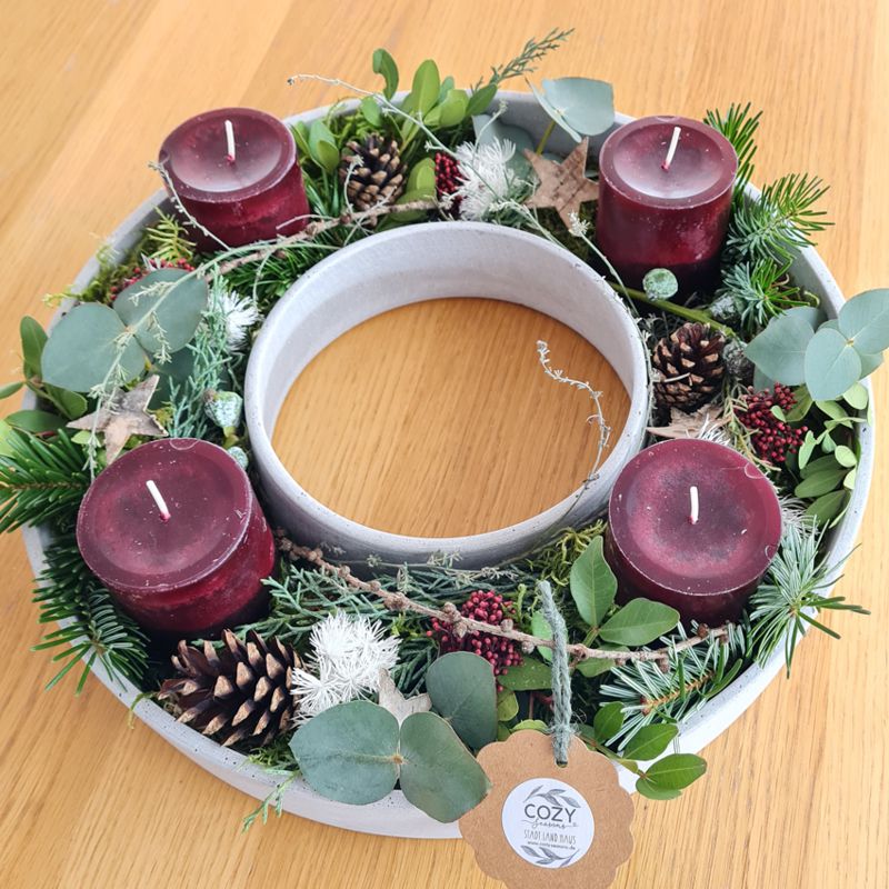 Winterkranz Adventskranz im Betonring. Moderner Skandi Stil trifft auf klassische rot -grüne Weihnachten.