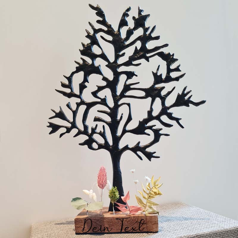 Lebensbaum oder Geldbaum aus scharzem Metall als Hochzeitsgeschenk oder als Träger für die Eheringe. Es wird nach Wunsch mit Namen und Datum graviert und neben der Personalisierung mit Trockenblumen verziert.