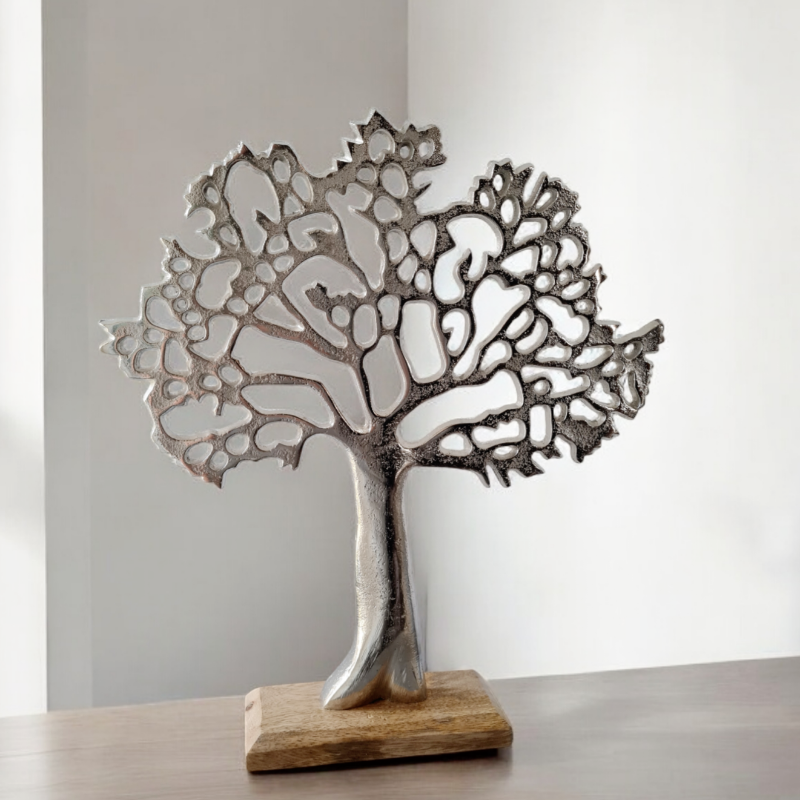Ein silberer Baum aus Alu mit schön gearbeiteter breiter Krone steht auf einem natürlichem Sockel aus Holz. Die Baumskulptur ist ein schönes Dekoobjekt für Sideboard oder Fensterbrett. Der Holzsockel wird mit Wunschtext graviert, zum Beispiel mit persönlichen Glückwünschen. Es eignet sich als Basis für ein selbstgemachtes Geldgeschenk zum runden Geburtstag.