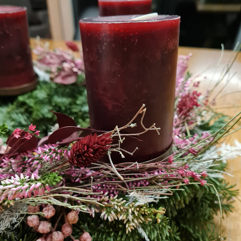 Winterliche Tischdeko mit Kranz aus Beeren , Heide Thymian und Tannengrün in Detailansicht.