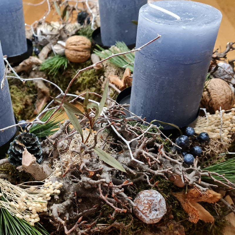 Rustikale Weihnachtsdekoration im Naturstil. Adventskranz Detailansicht.