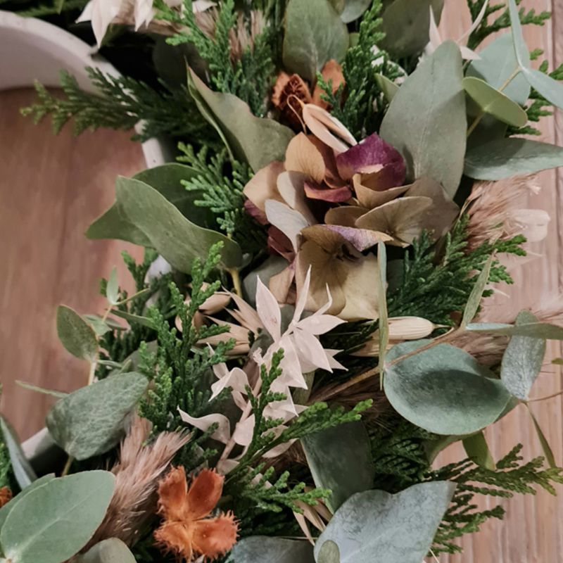 Detailansicht Trockenblumenkranz Herbst im Betonring. Der heißbegehrte große House Doctor Betonring passt mit oder ohne Kerzen zu jeder Jahreszeit.