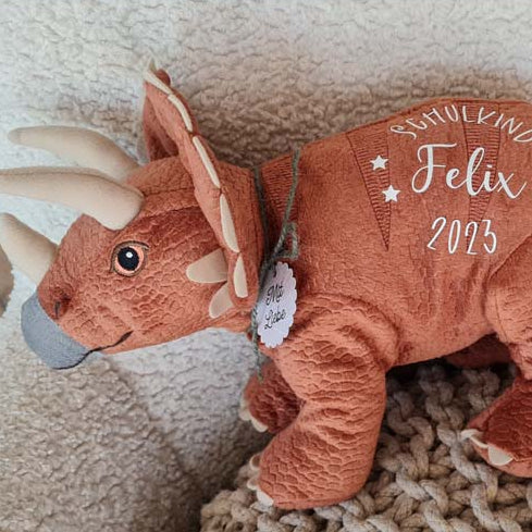 Personalisierter kleiner Stegosaurus Dino mit Namen bedruckt, handliches Kuscheltier als Trostspender oder Begleiter zum Schulanfang für Kinder.