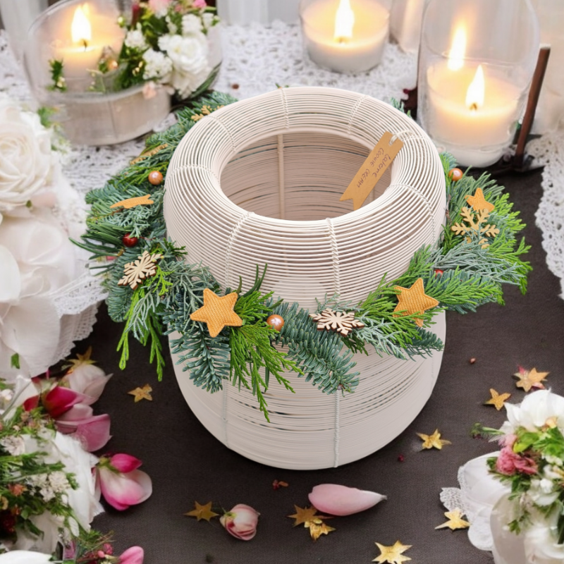Sehr modernes Windlicht. Die Laterne aus geflochtenem Draht ist sehr chic und elegant. Ein aufgesetzter Kranz wertet die hochwertige Optik auf. Die Farbe creme ist wunderschön für Winter und Fruehlingsbeginn.