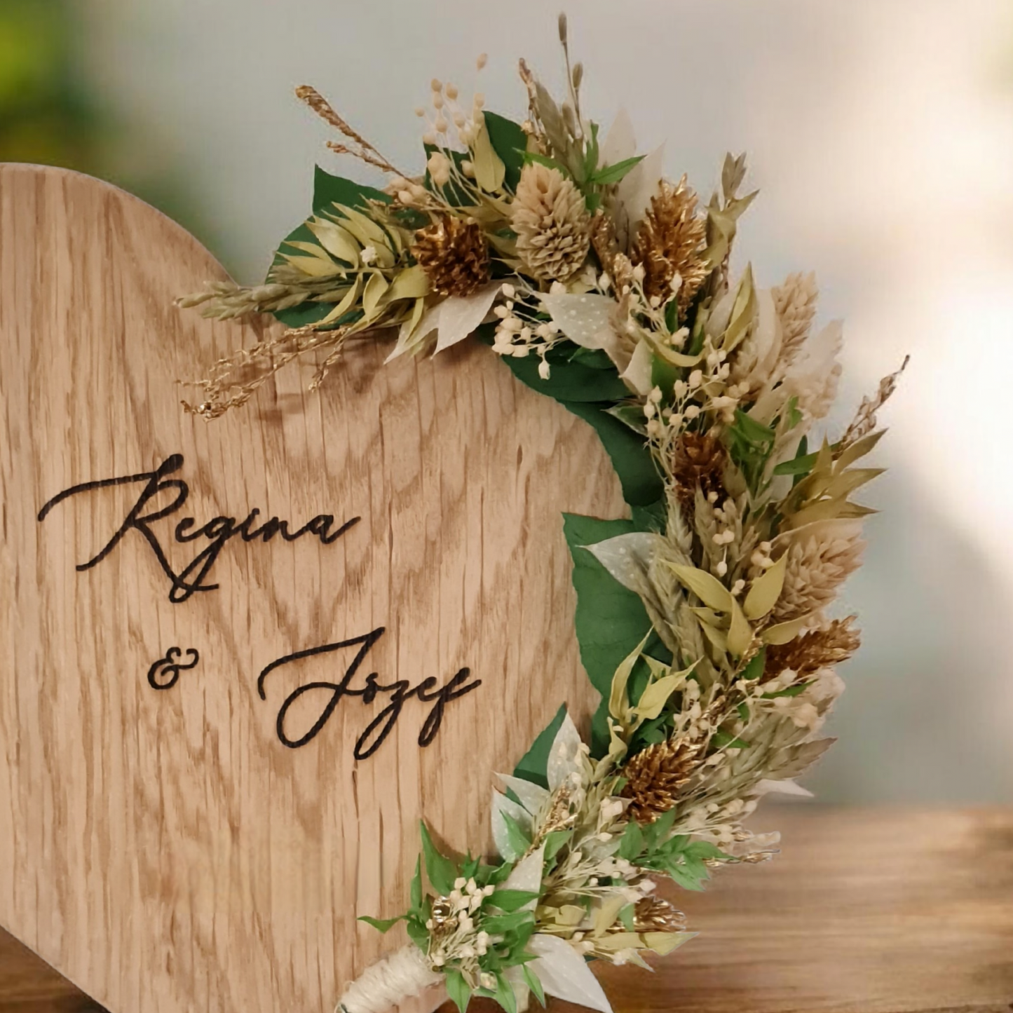 Detailansicht Eichenerz Holz mit Gravur dekoriert mit Blumenschmuck zur Hochzeit