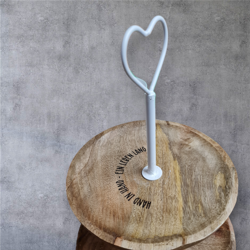Bezauberne Etagere für den Hochzeitstisch oder das Kuchenbuffet einer Hochzeitsfeier. Aus Holz mit Herz im Griff.