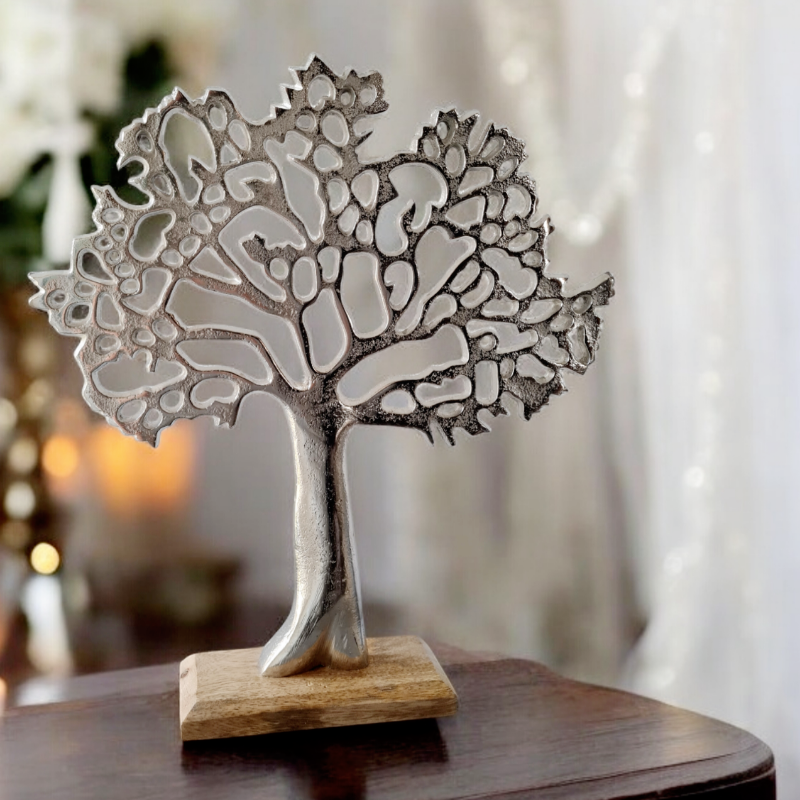 Ein silberer Baum aus Alu mit schön gearbeiteter breiter Krone steht auf einem Sockel aus Holz. Die Baumskulptur ist ein schönes Dekoobjekt für Sideboard oder Fensterbrett. Der Holzsockel wird mit Wunschtext graviert, zum Beispiel mit den namen eines Brautpaares. es eignet sich als Basis für ein selbstgemachtes Geldgeschenk. Gefaltete Geldscheine in Form von Herzen, Vögeln oder Schmetterlingen können in der Baumkrone befestigt werden