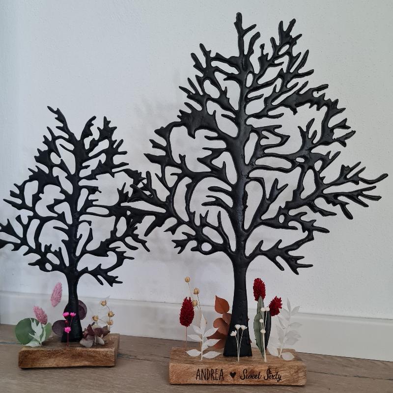 Statt selbst zu basteln kann ein Baum als Basis für ein Geldgeschenk erworben werden. Der Baum wird liebevoll von Hand verzeirt und trägt eine hochwertige Lasergravur. Einfach Geldscheine falten, befestigen und das Geschenk selbst fertig basteln.