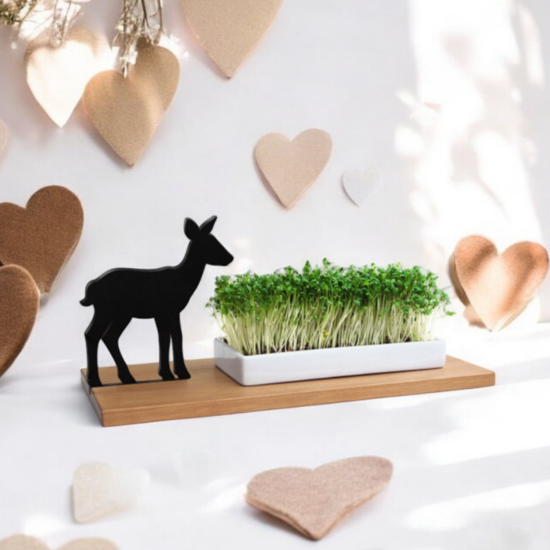 Ein kleines schwarzes Reh steht neben einer Kresseschale. Das Servierbrett wird für das Paar individuell gestaltet und kann auch als Basis für ein persönliches Geldgesschenk dienen. Ein einzigartiges Geschenk für frisch Verliebte, zum Jahrestag oder Ehejubiläum.