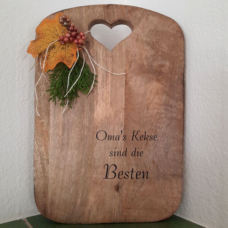 Küchenbrett aus Mangoholz mit Herzausschnitt und Gravur Omas Kekse sind die Besten, Geschenk zu Weihnachten, Neujahr, Silvester, Wintergeburtstag, Familienfest