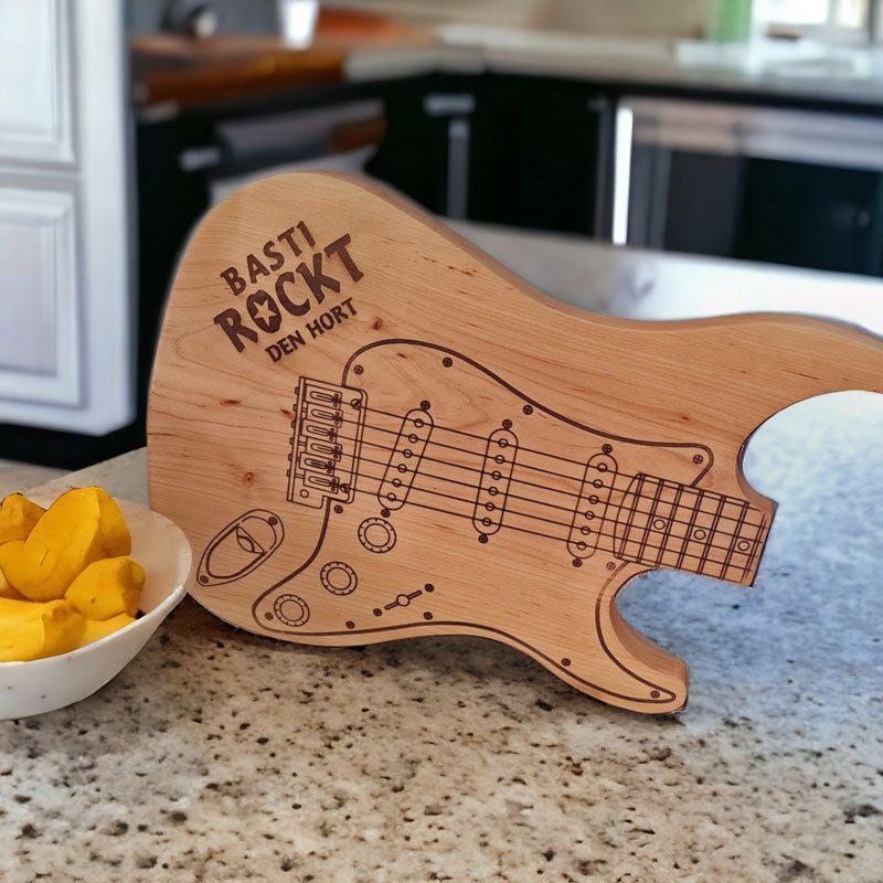 in Brett in Form einer Gitarre wird mit deinem Wunschtext graviert und zum ganz besonderen Geschenk für Gitarristen oder Musiklehrer.