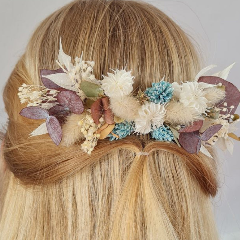Haarkamm mit Trockenblumenverzierung natürliche Eleganz und Funktionalität. Jeder Kamm wird sorgfältig von Hand gefertigt, wobei echte Trockenblumen in kunstvollen Mustern angeordnet werden.