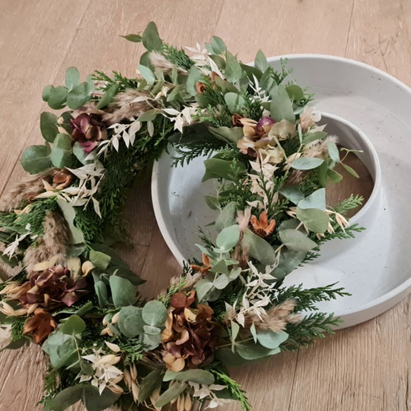 Herbslicher Trockenblumenkranz mit Naturgrün im Betonring. Der heißbegehrte große House Doctor Betonring passt mit oder ohne Kerzen zu jeder Jahreszeit.