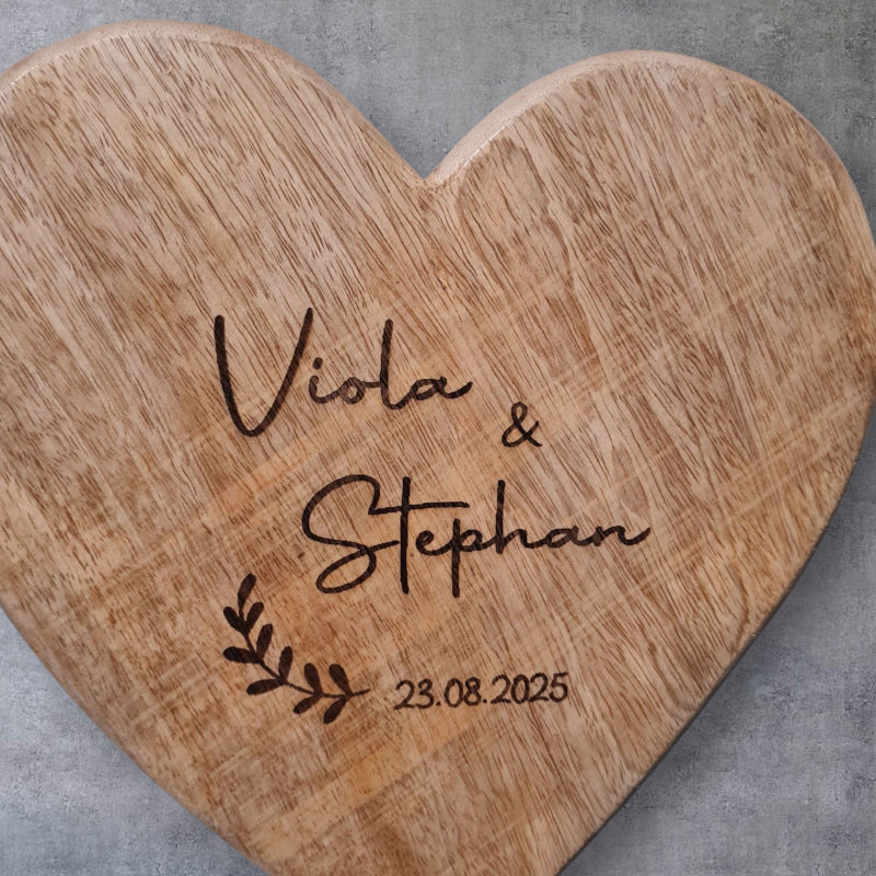 Herz aus Holz mit Wunschtext graviert. Geschenk für Hochzeit, Liebe, Valentinstag, Muttertag, Ehejubiläum. Auf massivem Metallständer.