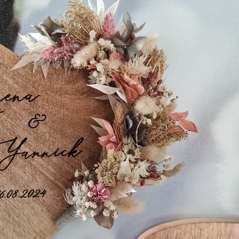 Herz aus Holz mit Blumenschmuck zur Hochzeit. Ideal als Geschenk zur Heirat oder als Dekoration für den Hochzeitstisch und die Hochzeitslokation. Auch schön in der Kirche zur Trauung.