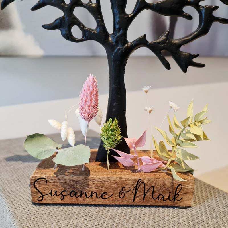 Metallbaum aus Alu und Holz mit Wunschtext zur Ehe. Ein Geschenk zur Hochzeit oder auch als Dekoration für Brauttisch oder Altar geeignet. Auch als Basis für ein Geldgeschenk mit sehr persönlicher Note verwendbar.