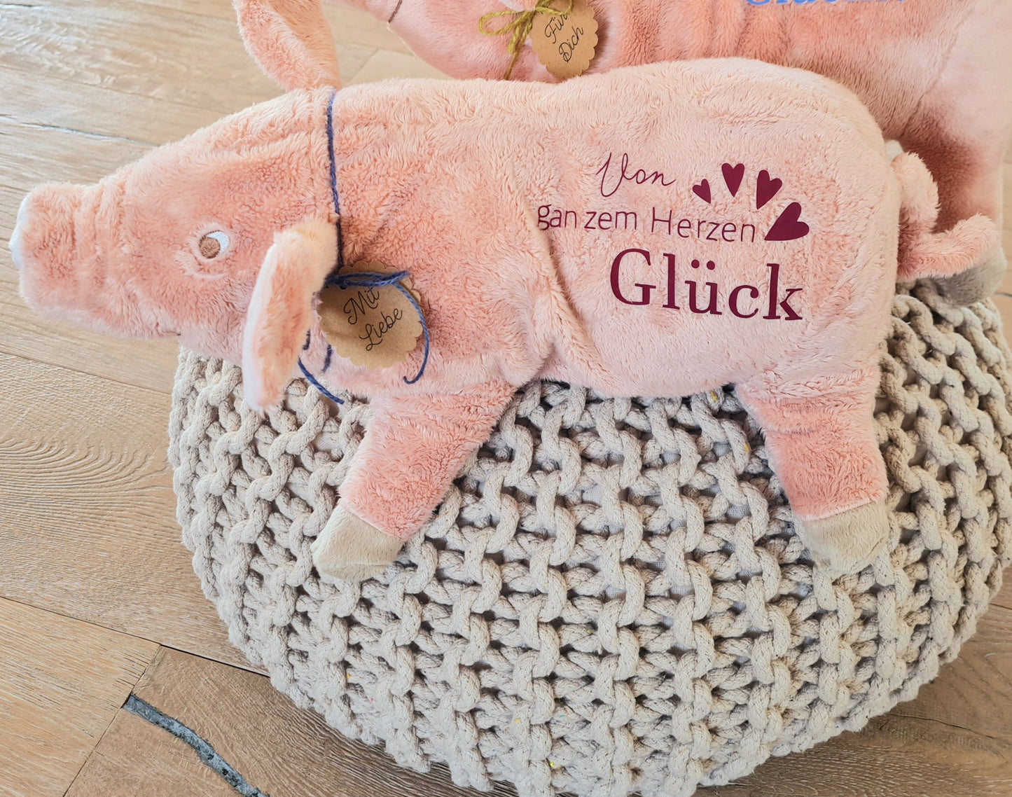 Ein Kuscheltier Schweinchen wird mit Text im Handlettering Stil personalisiert. Von ganzem Herzen Glück wünschen wir mit diesem bezaubernden und kuschelweichen Geschenk. Ein entzückendes Schwein zur Hochzeit, zur Geburt, zu Prüfungen oder zu allen weiteren Gelegenheiten in denen etwas Glück gut tut.