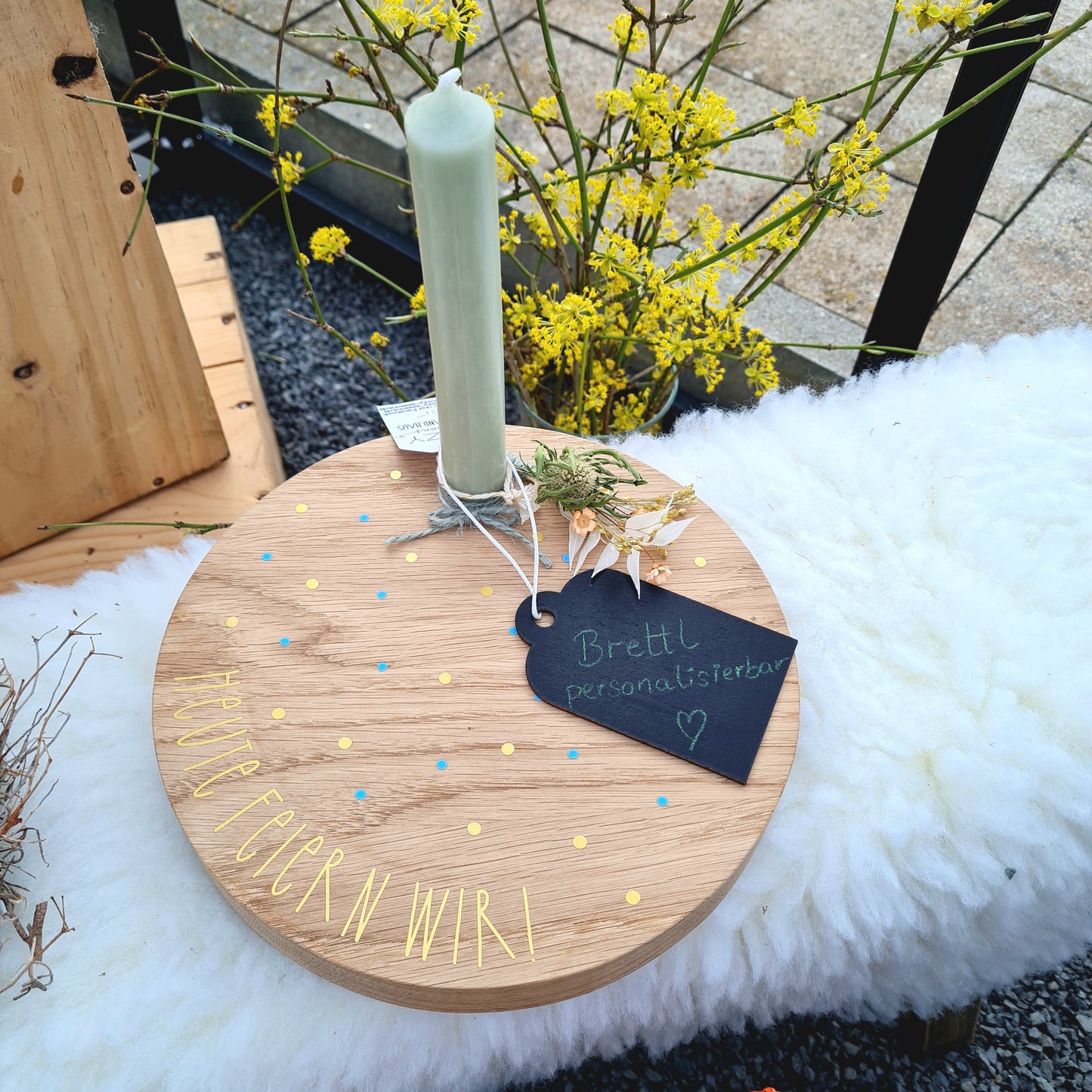 Tischdekoration, Holzbrett mit Kerze. Heute feiern wir und weiterer Text wie Name oder Datum sind aufgebracht. Die Kerze kann zusätzlich beschriftet werden. Das Brett aus Holz ist ein Must have für jeden Geburtstagstisch und jedes Fest. Auch besonders als Geschenk zur Hochzeit oder Verlobung.