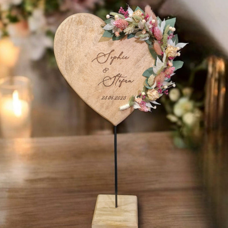 Das große Herz aus massiven Holz mit Namen und Datum der Hochzeit ist ein einzigartiges Geschenk zur Hochzeit. Auch zum Verpacken eines Geldgeschenks eine gute Idee. Ein personalisiertes Geschenk oder ausgefallene Dekoidee zur Hochzeit findest Du bei Cozy Seasons.
