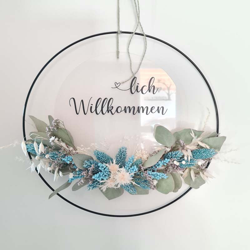 Moderner schlichter Trockenblumenkranz für Tür oder Eingangsbereich. Beschriftet mit herzlich willkommen oder Text Deiner Wahl. Trockenblumen schmücken den Loop aus Metall.