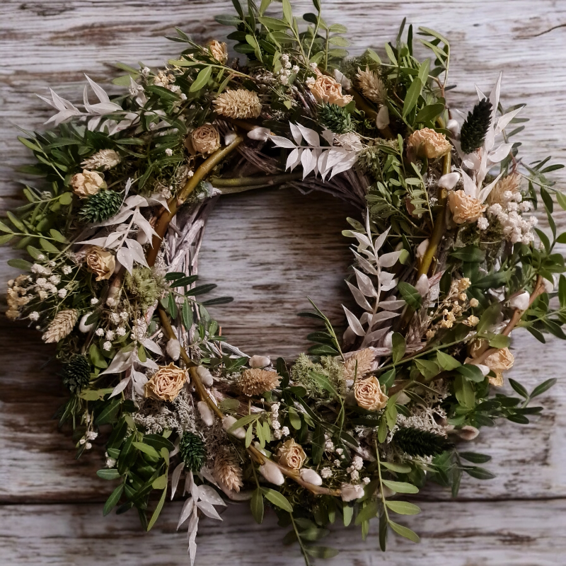 Ein Weidenkranz mit frischen Weidenkätzchen, Trockenblumen und haltbarem Grün als winterliche Dekoration für Haus, Wand oder Tuer. Perfekt nach Weihnachten, er bringt einen Hauch von erstem Fruehling in die kalte und dunkle Jahreszeit.