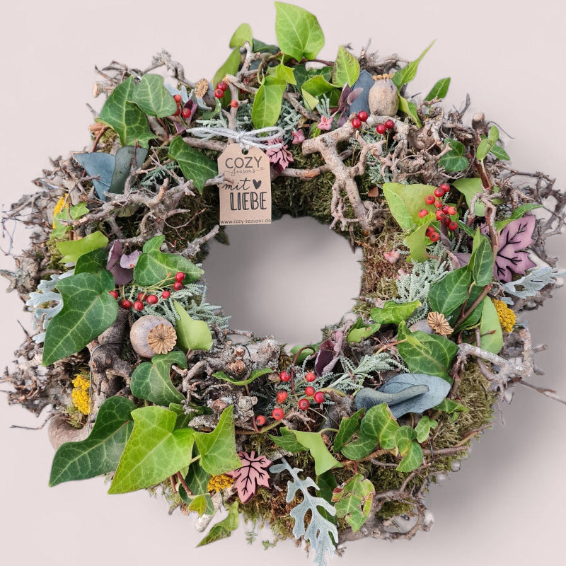 Detailaufnahme des Mooskranzes aus naturbelassenen Ästen und zarte Moosstrukturen, bringt geheimnisvolle Waldstimmung.