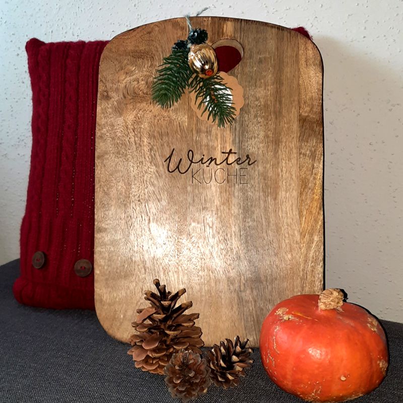 Schneidebrett aus Mangoholz mit Herzausschnitt, winterlich dekoriert, Gravur Winterküche, Wunschgravur möglich, Geschenk