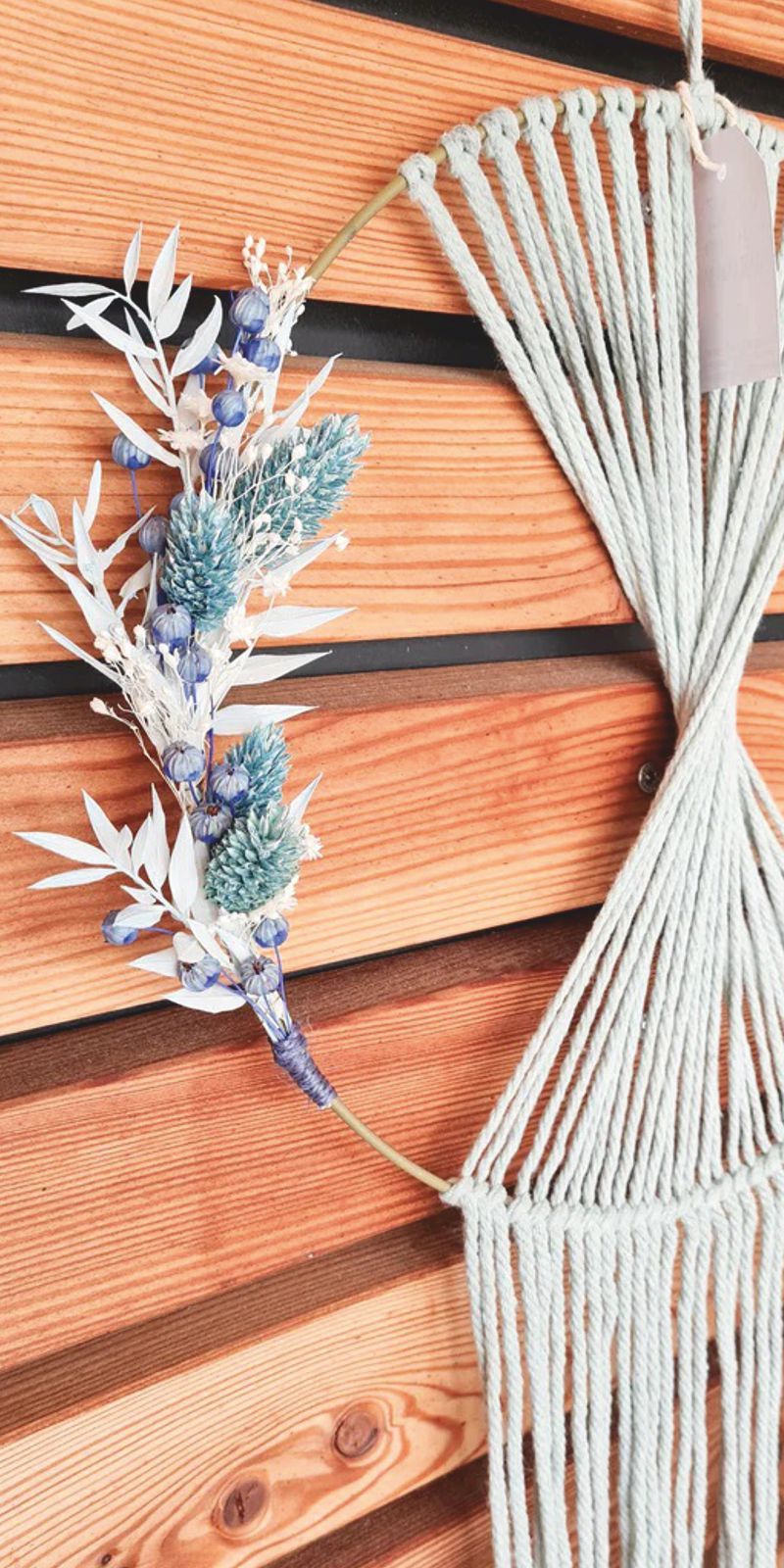 Ein zarter blauer Makramee Ring mit filigranen Trockenblumen dekoriert. Die Farben der Blumen werden auf Kundenwunsch angepasst. Ein moderner und wunderschöner Kranz als Wanddeko für jeden Raum, egal ob Kinderzimmer oder Wohnzimmer. Auch im Fenster oder auf Terrasse und Balkon ein toller Blickfang. Ein eleganter Traumfänger im Boho Stil. Ein ausgefallenes Geschenk, auch zur Hochzeit.