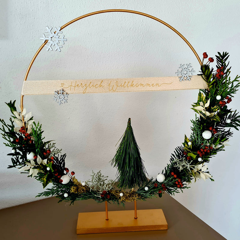 Weihnachtliches Schmuckstück, Metallring im Winterwald-Look, Dekotrend 2023