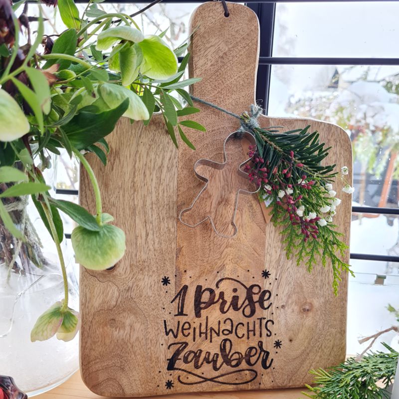 Servierbrett, Schneidbrett aus Mangoholz, winterlich dekoriert, Weihnachtsgeschenk, Wunschgravur oder Text "1 Prise Weihnachtszauber"