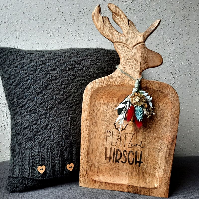 Servierbrett aus Holz mit Hirschkopf geschnitzt, perfektes Geschenk für Genießer und Hobbyköche, Küchendekoration mit ländlichem Flair.
