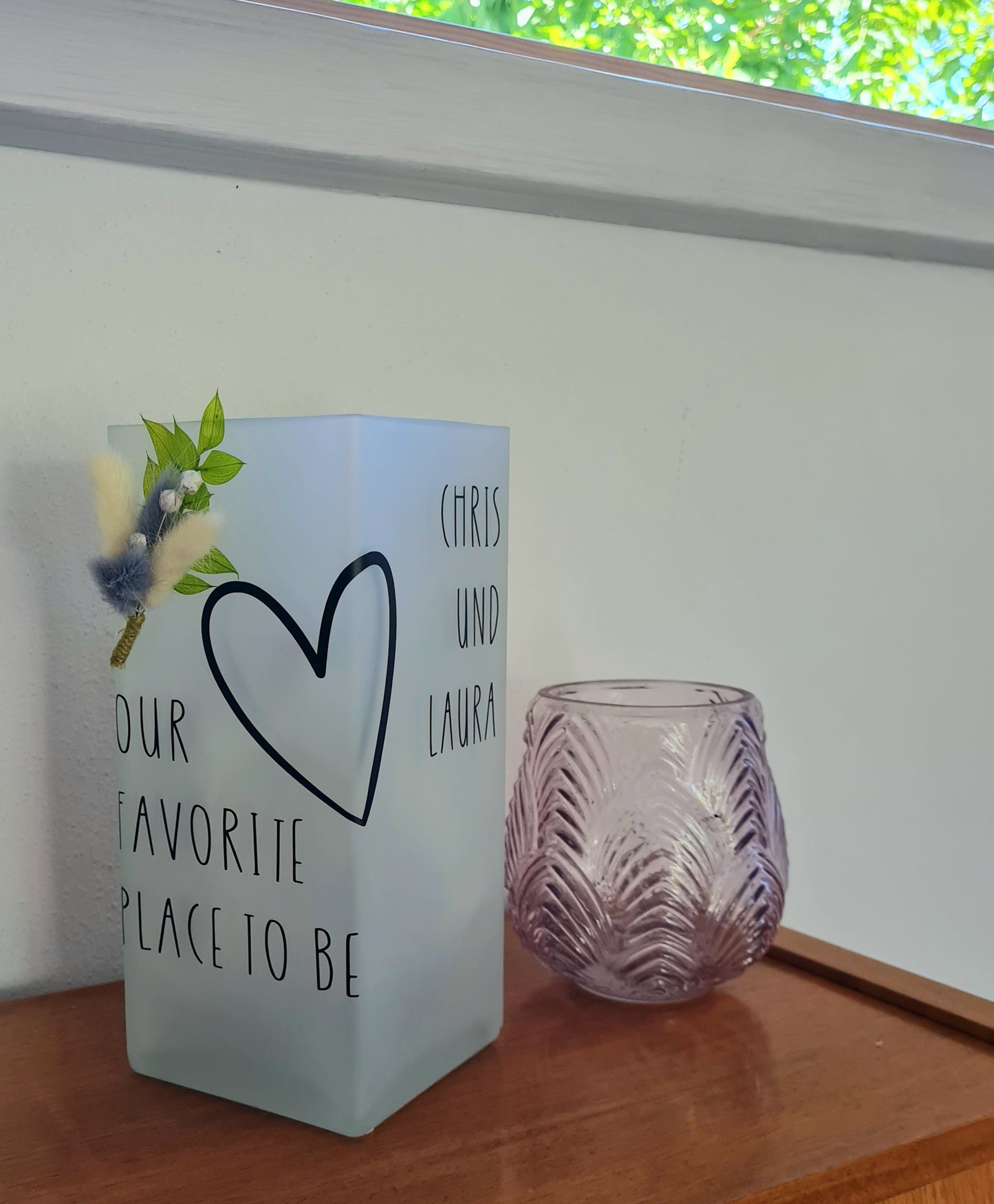 Liebevoll personalisierte Lampe als Geschenk für ein Paar zum Einzug in die erste gemeinsame Wohnung. Der Aufdruck Our favorite Place to be und die Namen werden im modernen Handlettering Stil gehalten. Eine schöne Tischleuchte, modern und schlicht, ist eine tolle Idee für junge Paare.