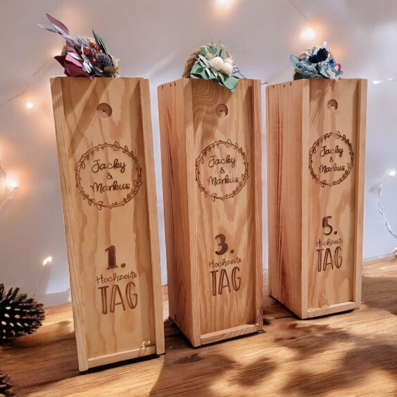 Weinkiste aus Holz graviert mit dem Namen und Datum des Brautpaars, individuell dekoriert mit Trockenblumen, Geschenk zur Hochzeit oder zum Ehejubiläum.
