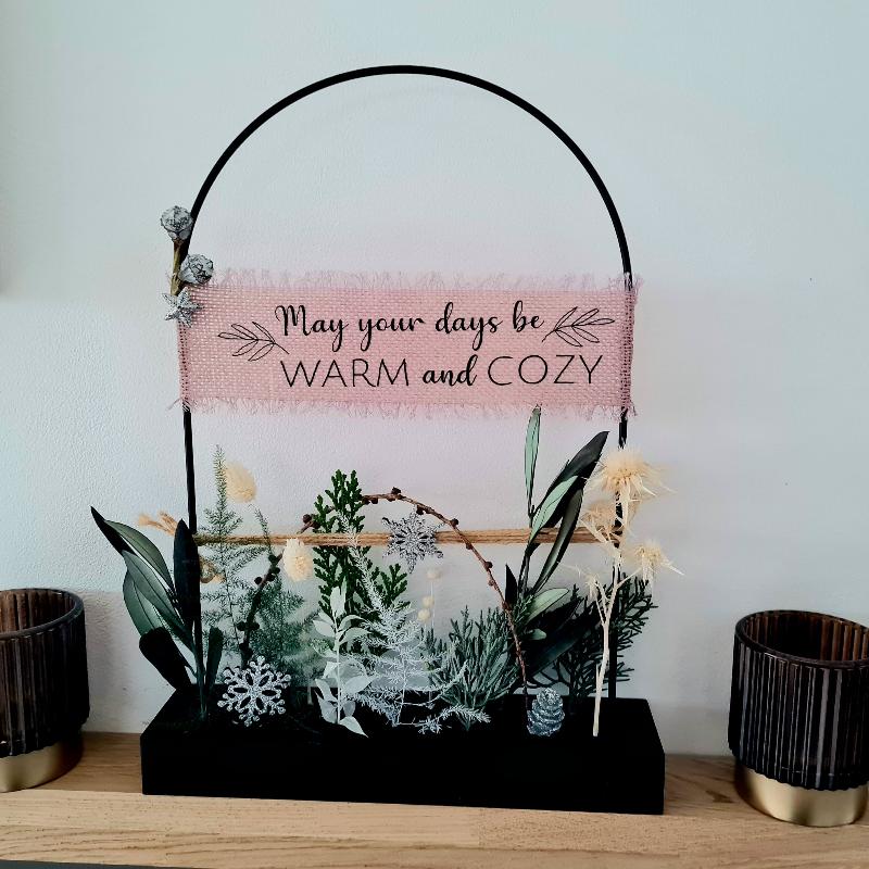 Ein Metallbogen mit winterlichem Grün und Trockenblumen. Mit Spruchband und individueller beschriftung. Ein kurzer Text nach Wunsch ist möglich. Moderne Dekoration für Haus, Wohnung, Eingagsbereich oder Flur. Geschenk im Winter zu Geburtstag, Adventsfeier, Büro.