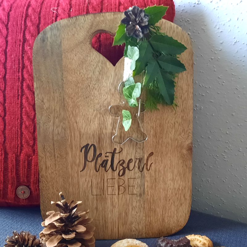 Küchenbrett aus Mangoholz, Höhe 30cm, Herzausschnitt, winterliche moderne Dekoration, Wunschgravur, Plätzerlliebe, Geschenk