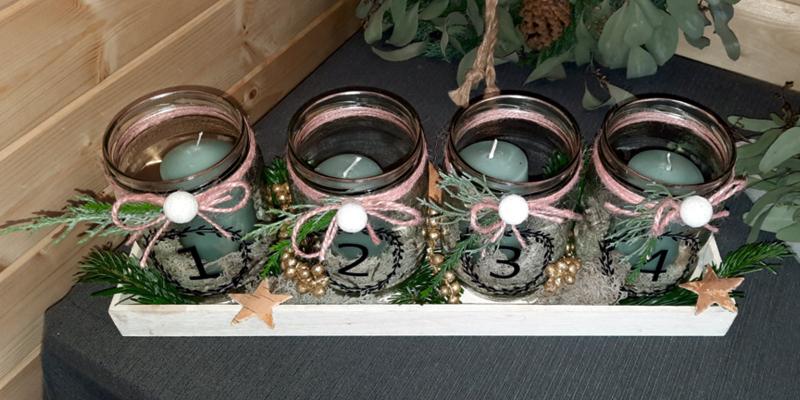 Das Adventsarrangement im Glas auf Holztablett ist eine moderne, stylische, schlichte Variante des Adventskranzes.