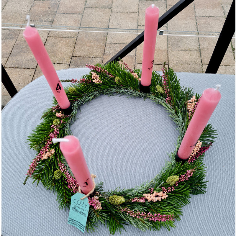 Adventskranz mit Tanne und hochwertigen Trockenblumen dekoriert, schlichte, moderne Dekoration.