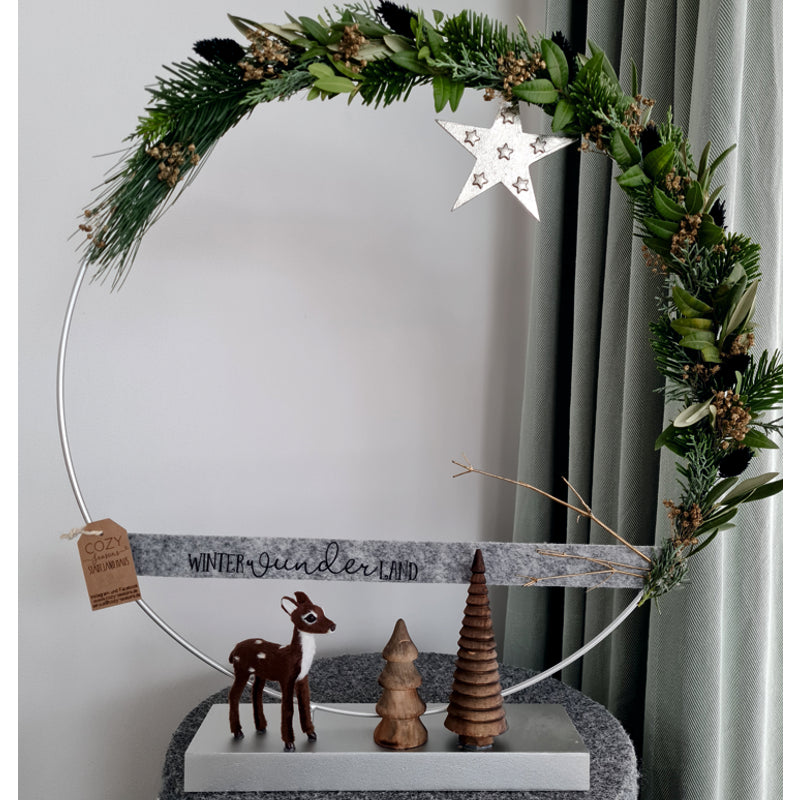 Dekoring aus Metall in Silber Motiv WinterWunderLand mit Rotwildfigur, moderner, floraler Loop.
