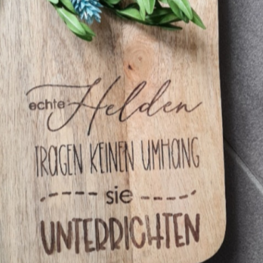 Graviertes Geschenk für Lehrer/in und Erzieher/in. Ein hübsches Holzbrett für die Küche graviert und verpackt als Abschiedgeschenk für Kindergarten, Kita, Schule, Sportverein, Musikschule.