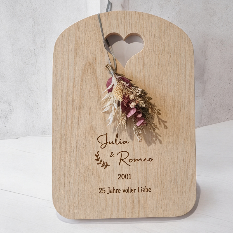 Eichenbrett mit Gravur auf hellem Betonhintergrund, Geschenk mit dezenten Blumendetails, elegant zum Jahrestag und Hochzeitstag, edel
