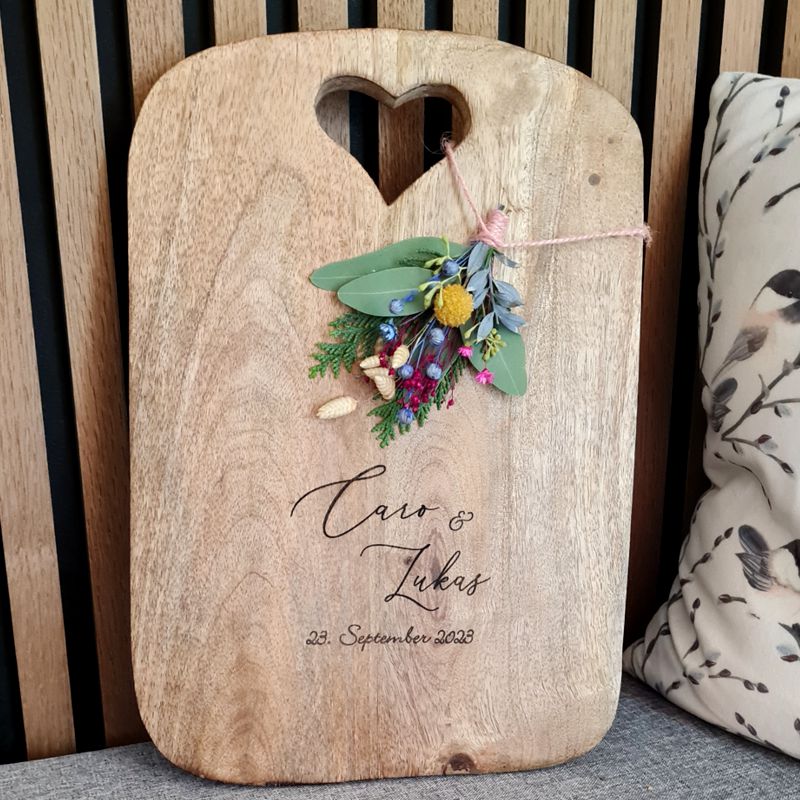 Holzbrett mit Gravur zur Hochzeit, als Küchendeko oder Schneidebrett. Schneidebrett aus Mangoholz mit Lasergravur nach Wunsch, Geschenk zu Hochzeit, Jahrestag oder Ehejubiläum, dekoriert mit Trockenblumen, ein Geschenk mit Herz für alle die gerne kochen