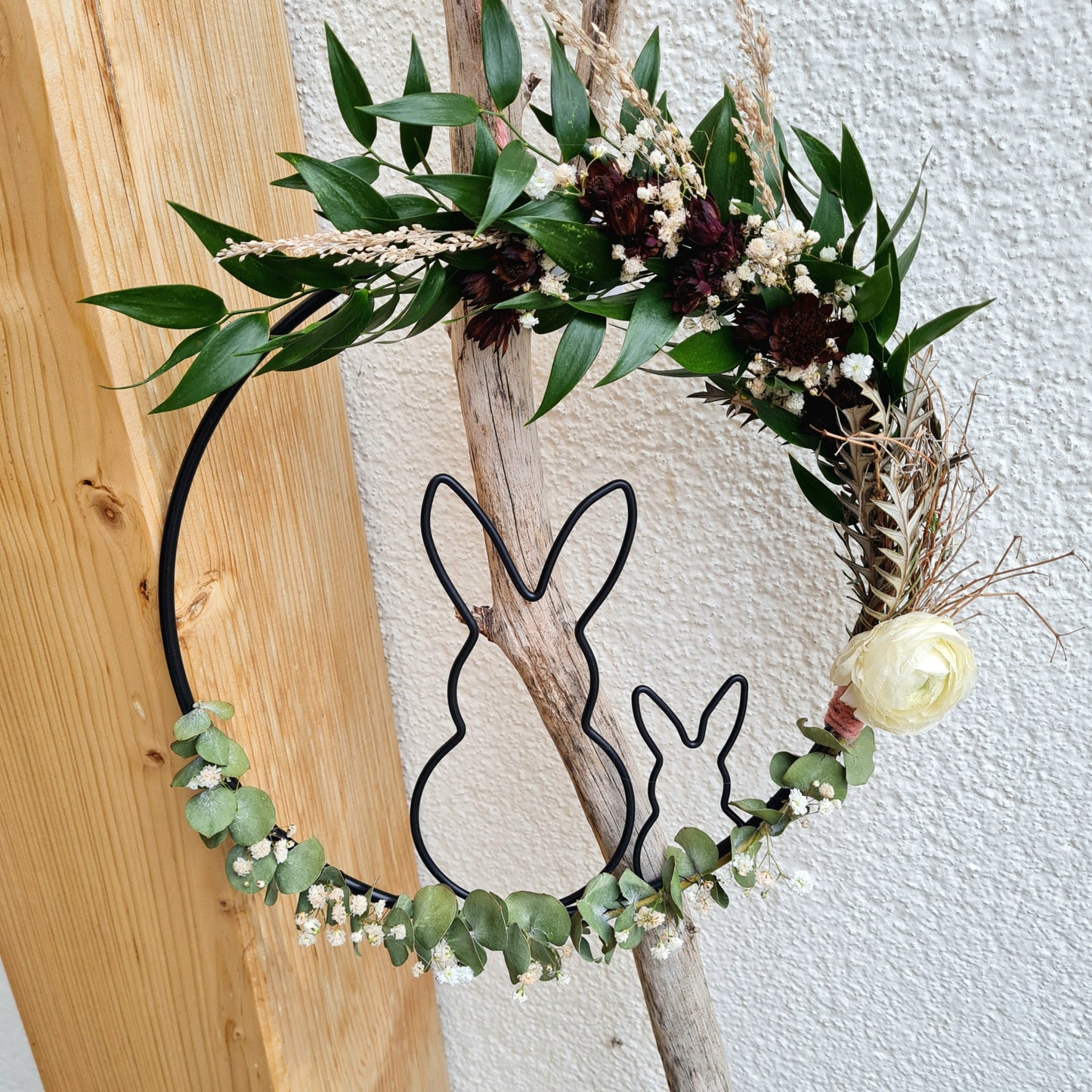 Hasenloop, hängender Kranz für Ostern und Frühling als Deko im Eingangsbereich.