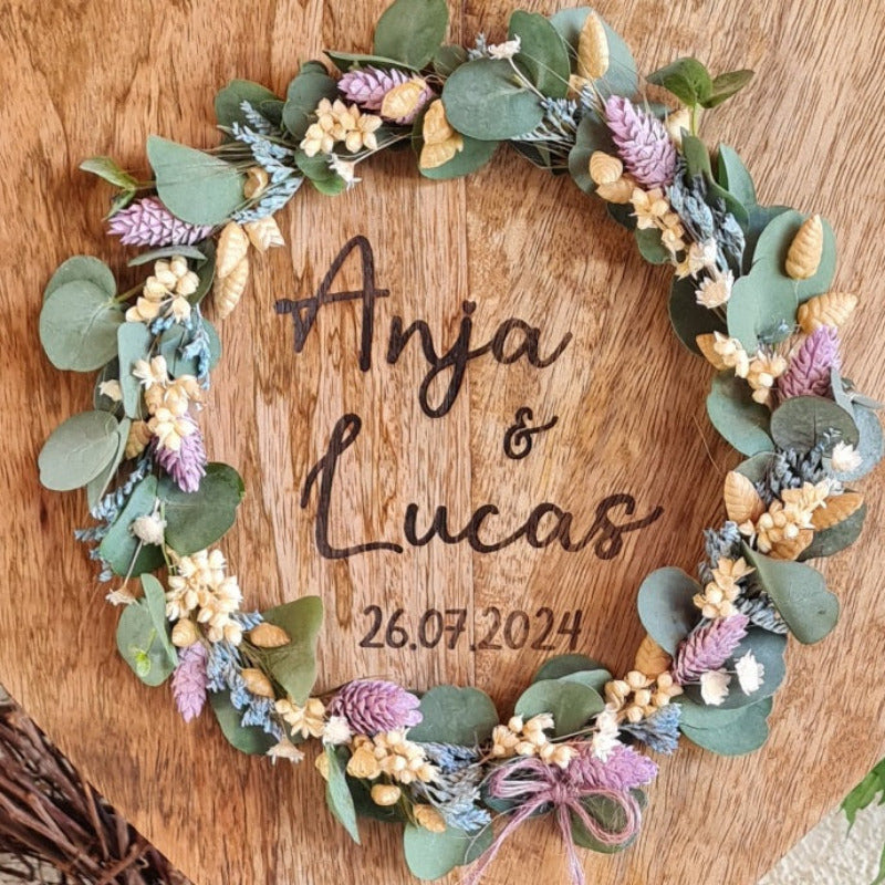 Herz Aufsteller aus Holz mit Blumenschmuck zur Hochzeit. Ideal als Geschenk zur Heirat oder als Dekoration für den Hochzeitstisch und die Hochzeitslocation. Auch schön in der Kirche zur Trauung.