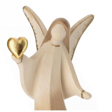 Detailaufnahme Engel LIVIA: feine Holzmaserung und zartes Herzsymbol, handgefertigt in Südtirol. Mit Wunschgravur ein perfektes Geschenk zu Taufe, Hochzeit, Kommunion, Trauer, Erinnerung