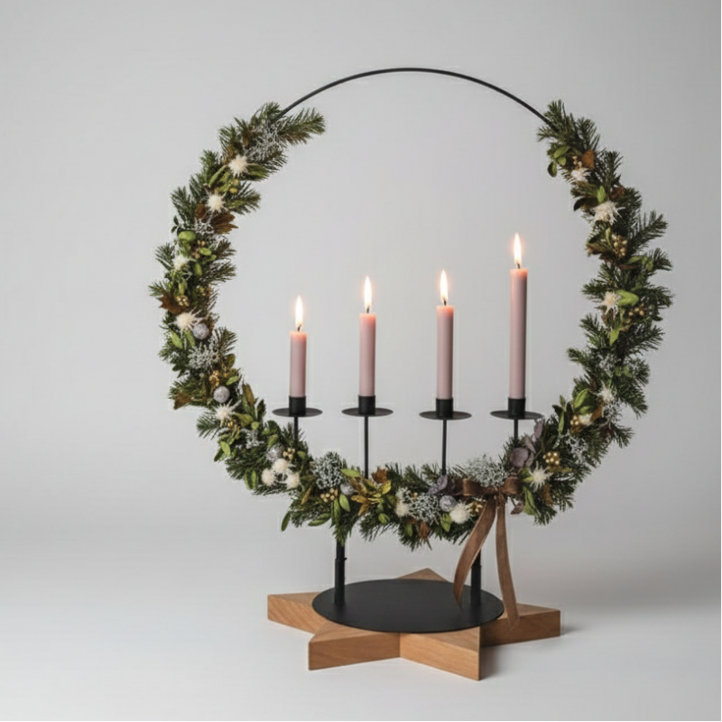Ein stehender Metallring mit 4 Stabkerzen zum Adventskranz gebunden. Moderne Alternative zum klassischen Kranz. Der Kranz besticht durch frisches Grün, kombiniert mit hochwertigen Trockenblumen und Früchten wie Bucheckern und Zapfen. Durch die stehende Form findet er auch auf einer kleinen Fläche Platz.