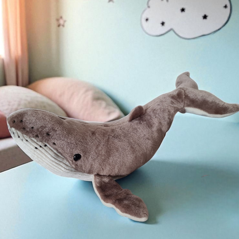 Liebevoller Kuscheltier-Wal aus besonders weichem Plüsch. Ein bedeutungsvolles Geschenk zur Geburt oder Taufe, das Geborgenheit und Schutz schenkt. Ein Begleiter für einen liebevollen Start ins Leben.