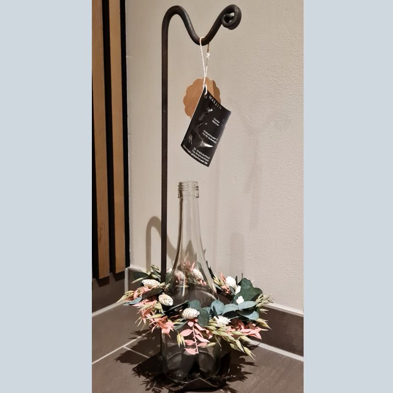 Handgeschmiedete Laterne mit Weinflasche als Windlicht. Mit Trockenblumen und Stabkerze. Rustikales Geschenk zur mittelalterlichen Hochzeit auf der Burg oder im Schloss.
