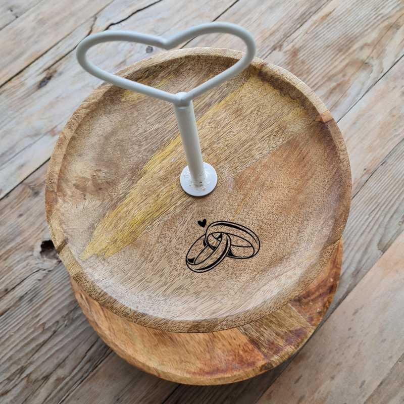 Moderne Etagere aus Holz mit Herzgriff aus weißem Aluminium, Wunschtext kann per Lasergravur hinzugefügt werden.